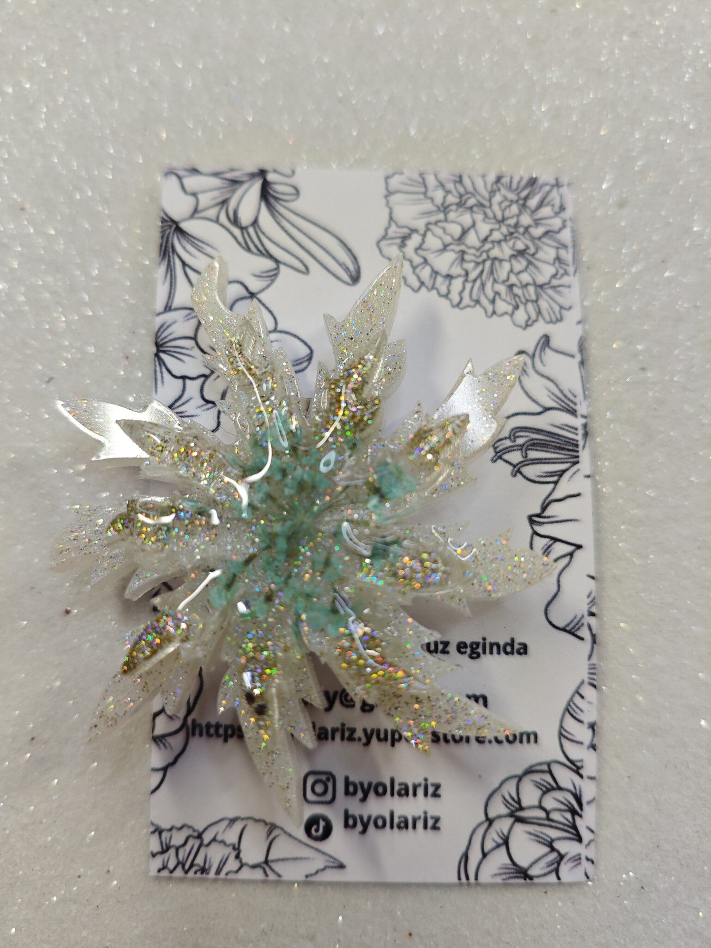 Broche Eguzkilore flor azul fondo blanco