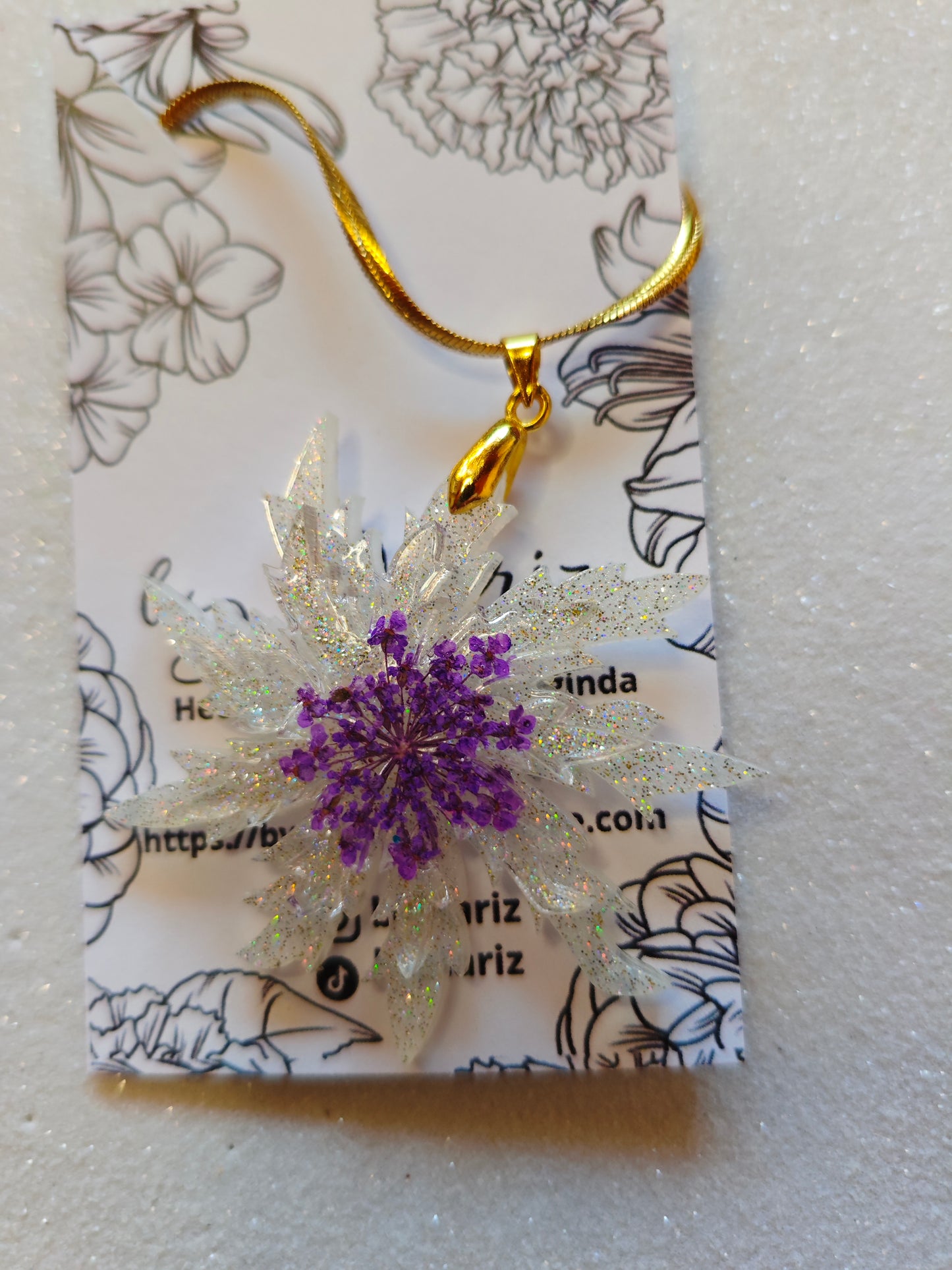 Collar Eguzkilore flor morada fondo blanco