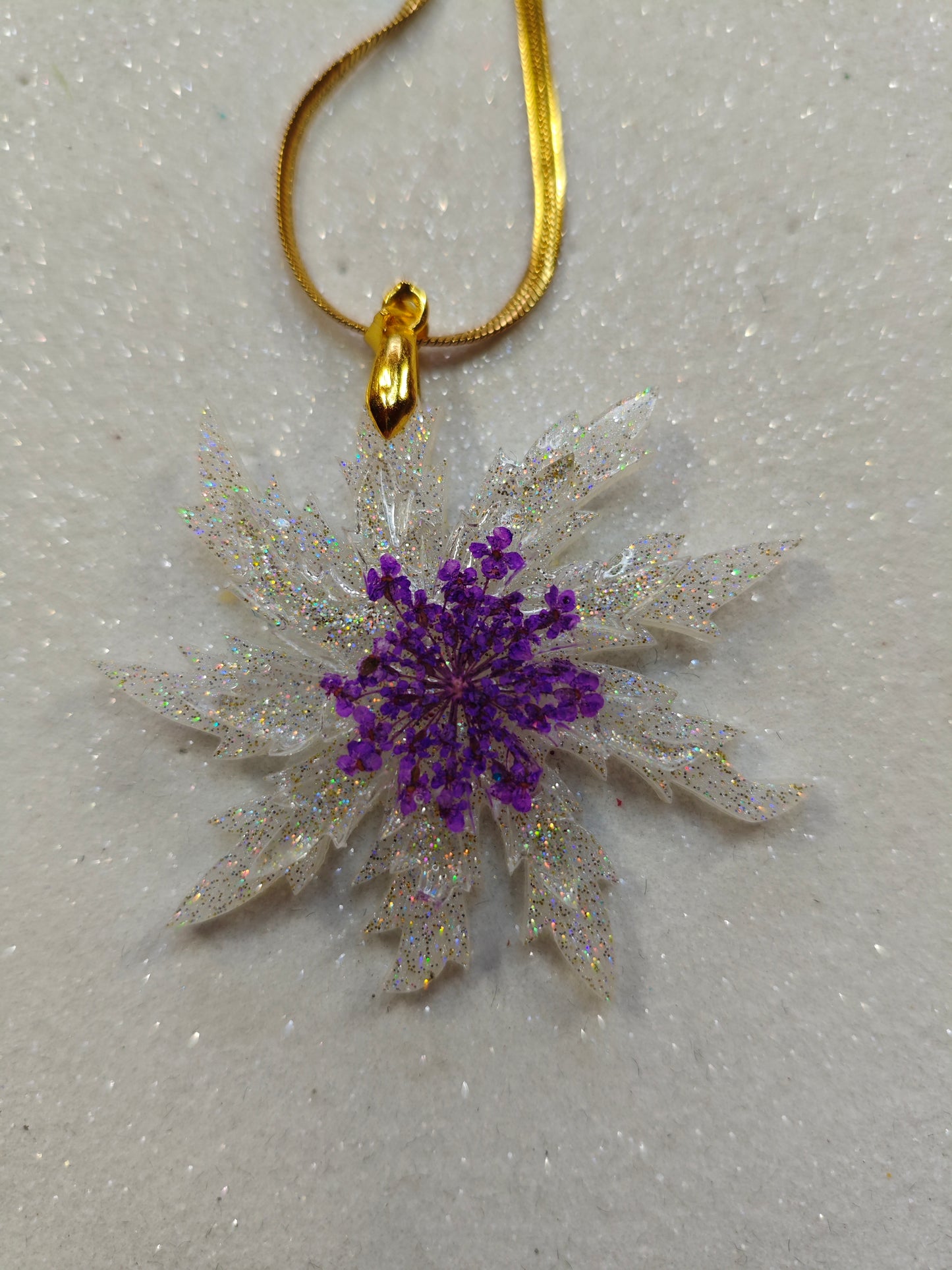 Collar Eguzkilore flor morada fondo blanco