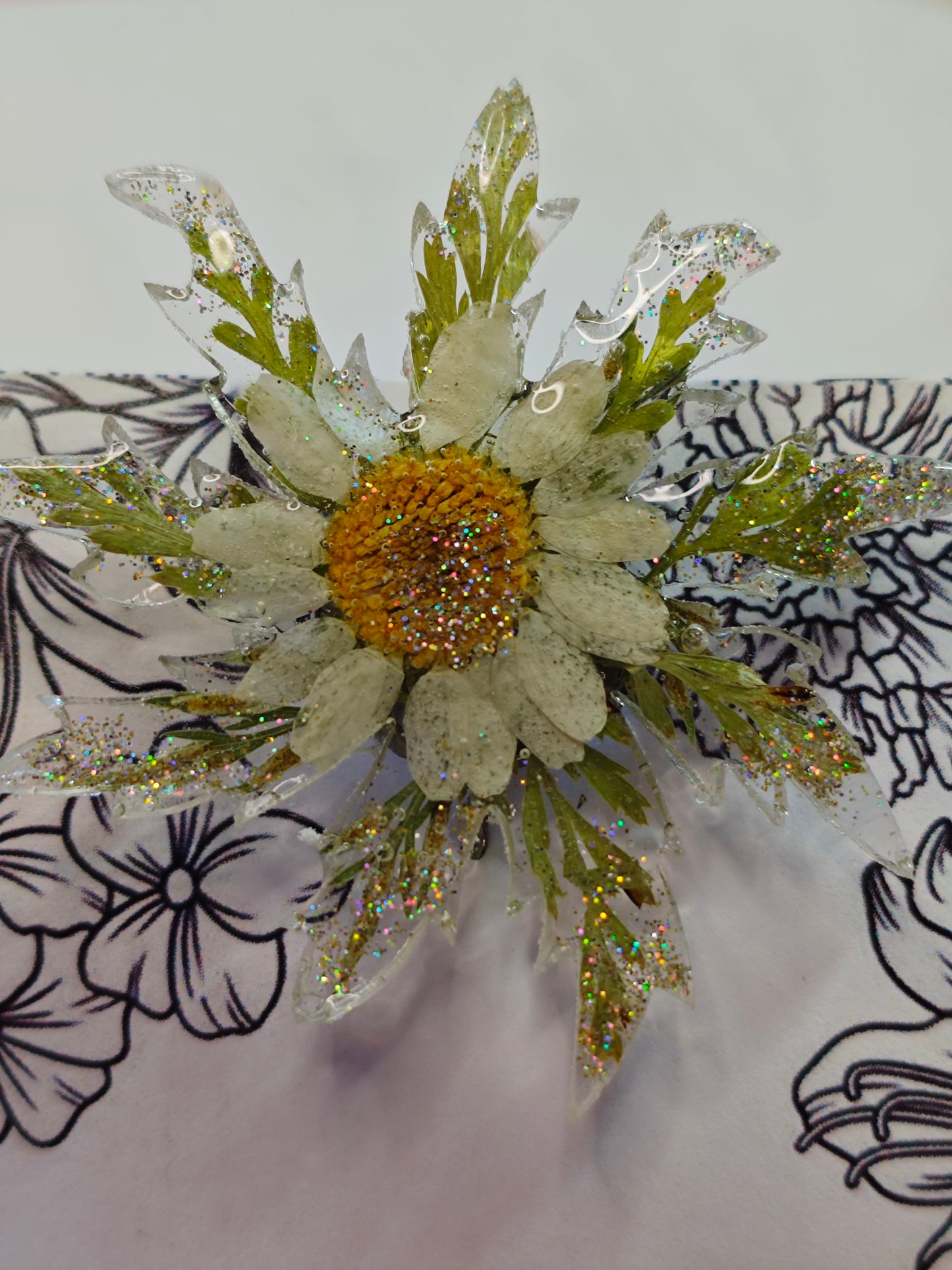 Broche Eguzkilore flor blanca